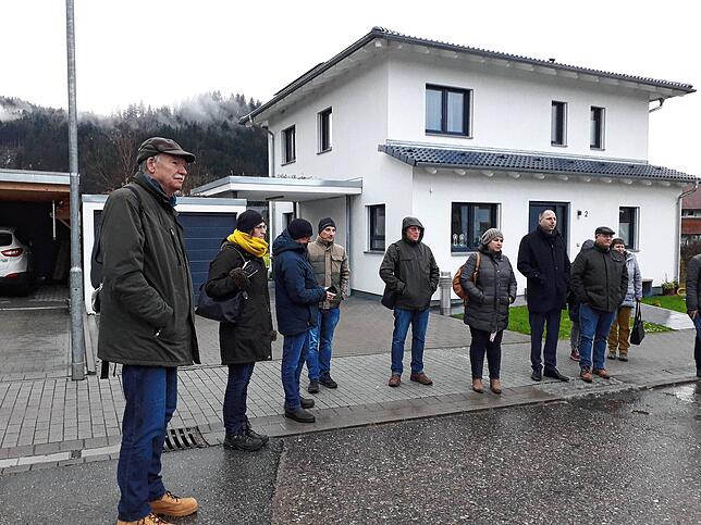 Die Kommunalpolitiker lassen sich im Dezember 2021 von Experten über Eis-Energie-Speichertechnologie für Weilersbachs Neubaugebiet ...