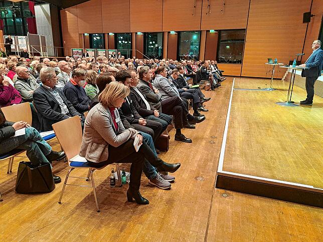 Oberbürgermeister Jürgen Roth (rechts) begrüßt zahlreiche Bürger bei der Informations- und Dialogveranstaltung zur Planung der B 523in ...