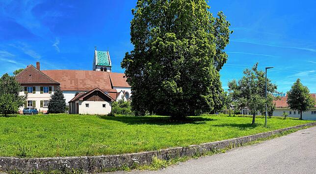 Auf diesem Grundstück in Blickweite zum Kirchturm in Owingen soll das stationäre Hospiz mit einem Innenhof barrierefrei angelegt werden. ...