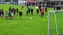 Beim Elfer-Cup stehen sich auch Damen-Mannschaften gegenüber. Das Team &bdquo;Lieber am Pool&ldquo; versucht sich hier gegen &bdquo;Hugo ...