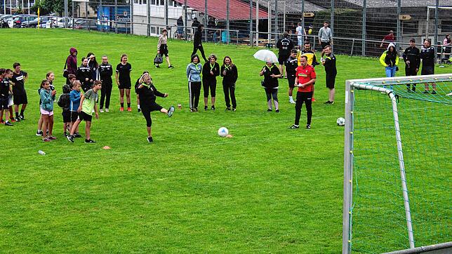 Beim Elfer-Cup stehen sich auch Damen-Mannschaften gegenüber. Das Team &bdquo;Lieber am Pool&ldquo; versucht sich hier gegen &bdquo;Hugo ...