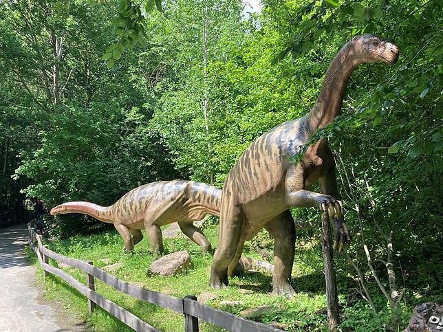 Der Dinopark im deutschen Münchenhagen zeigt zwei Plateosauriermodelle im Garten.