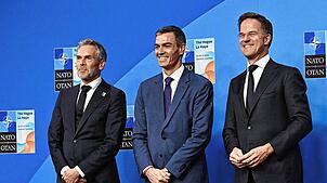 Der niederländische Ministerpräsident Dick Schoof (l-r), der spanische Ministerpräsident Pedro Sanchez und NATO-Generalsekretär Mark ...