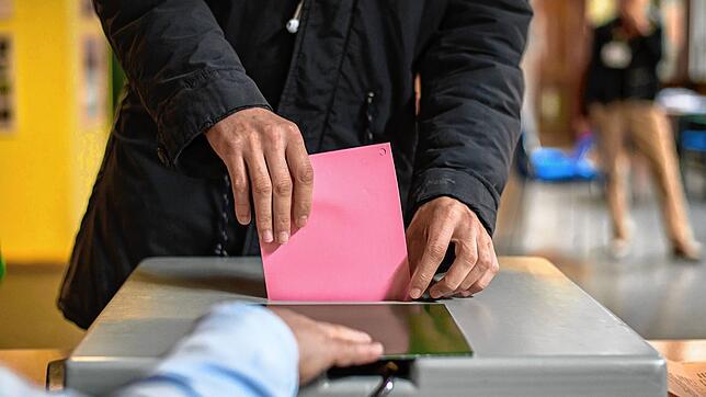 Stimmabgabe bei der Landtagswahl in Baden-Württemberg im Jahr 2016. (Symbolbild)