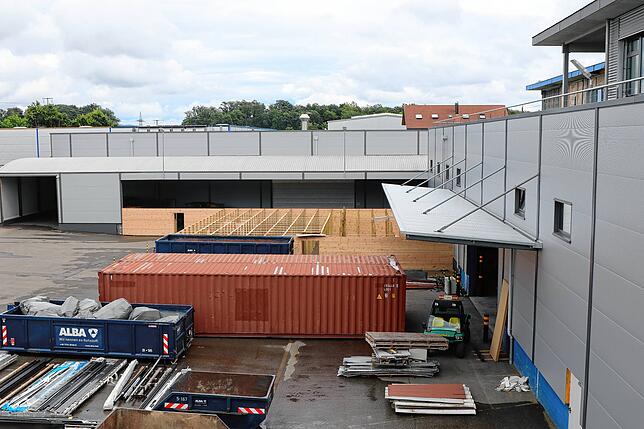 Container werden künftig den Eingangsbereich markieren. Auf der einen Seite kann dann geparkt werden, auf der anderen entsteht das ...