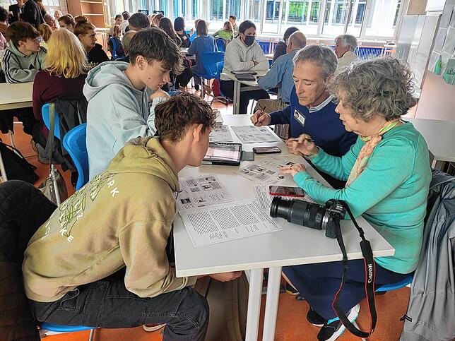 Bruce und Nedra Hecker im Gespräch mit Schülern des FHG