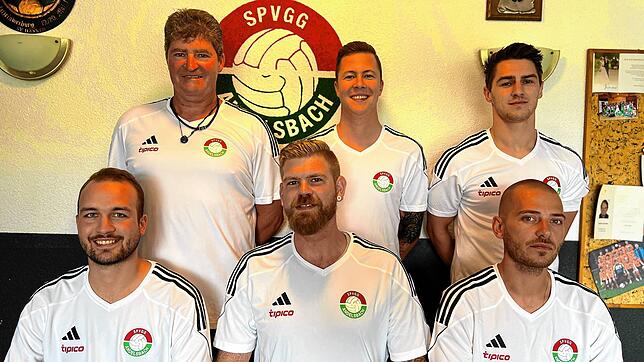 Jetzt geht&lsquo;s los: Neu aufgestellt hat sich die Spvgg. Andelsbach mit (hinten von links) Trainer Ralf Lauber, Niklas Geiss und ...