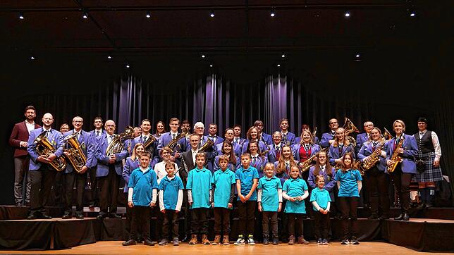 Mit einem unterhaltsamen, erfrischenden und kurzweiligen Programm begeisterte der Musikverein Lienheim unter der Leitung von Dirigent ...