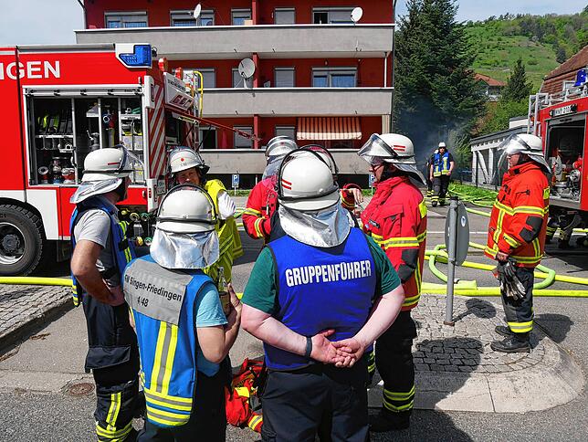 Aufgrund der Größe des Einsatzes kommen verschiedene Gruppenführer immer wieder zu Besprechungen mit Einsatzleiter Kai Olbrich zusammen.