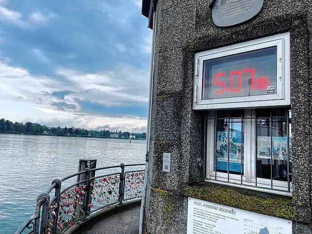 Die Anzeige an der Imperia zeigt, leicht über dem offiziellen Wert, am Montagmorgen einen Pegel von 5,07 Metern an.