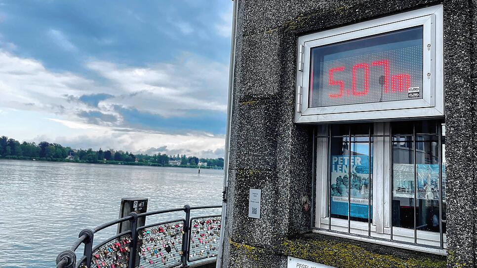 Die Anzeige an der Imperia zeigt, leicht über dem offiziellen Wert, am Montagmorgen einen Pegel von 5,07 Metern an.