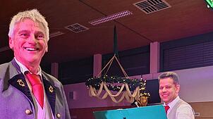 Beim Jahreskonzert in Wutöschingen: Der neue Dirigent des Musikvereins Horheim, Herbert Gramsch (links), hier mit dem Solisten Thomas ...