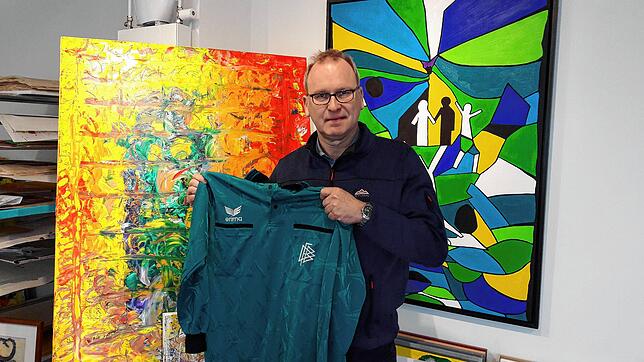 Die zwei Welten des Wolfgang Ratzek: Früher war der Allensbacher als DFB-Schiedsrichter aktiv, heute ist er Künstler mit eigener ...