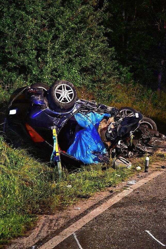 Von den beteiligten Fahrzeugen bleiben nur Trümmer. In ihnen sterben drei Menschen.
