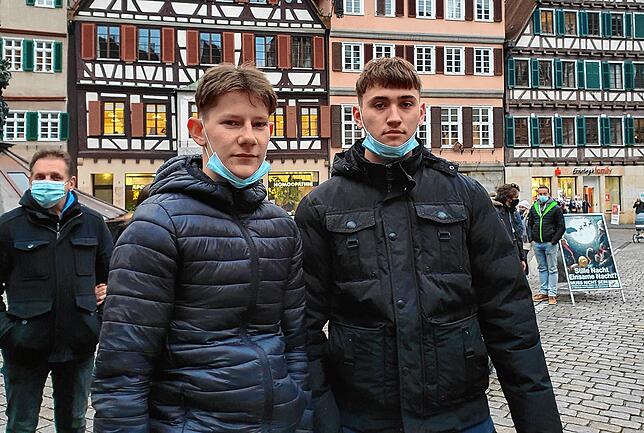 Leon Müller (links) und Tim Ludwig sind aus Pfullingen extra nach Tübingen gekommen, um sich testen zu lassen. Die Masken haben sie für ...