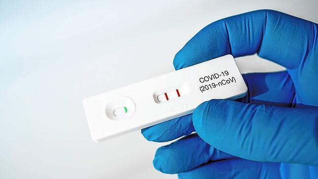 Nach einem positiven Schnelltest, wie hier auf diesem Symbolbild, sollte schnellstmöglich ein PCR-Test folgen, betont Alexander ...