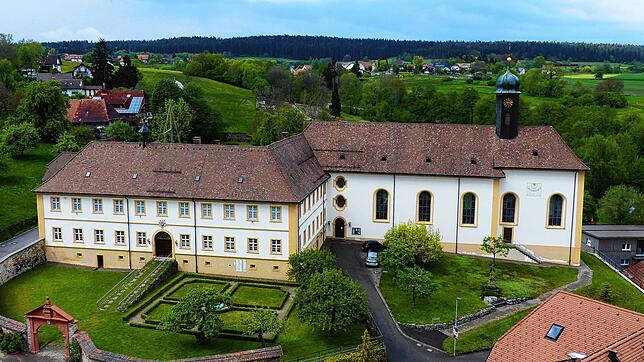 Das Kloster in Riedern am Wald ist zusammen mit der Pfarrkirche St. Leodegar der Mittelpunkt in der Gemeinde, in dem auch viel ...