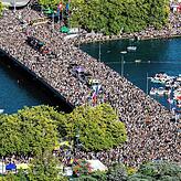 Freudenreich: Die Street Parade in Zürich ist ein großer Rave mit Electro-Musik und zugleich eine Demonstration für Frieden, Dialog und ...