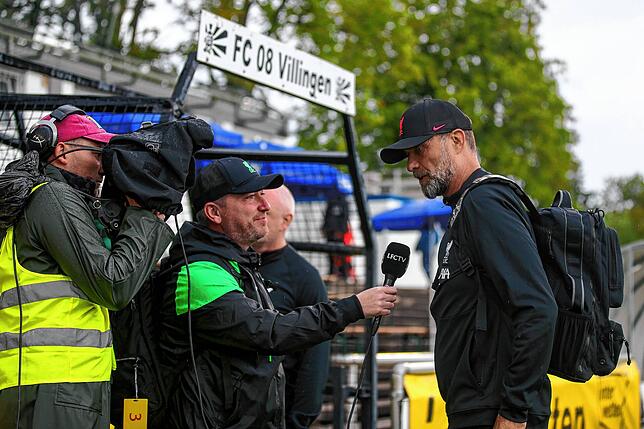Liverpool-Trainer Jürgen Klopp hier im Interview nach dem Spiel gegen Greuther Fürth in der Technologiearena des FC 08 in Villingen.