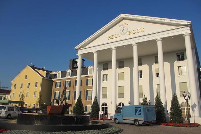 Fassadenbereiche des Bell Rock-Hotels im Europa Park in Rust sind teilweise mit schwer entflammbarem Holz aus Bräunlingen gebaut.