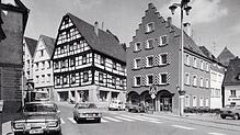 In den 1970er Jahren waren der Marktplatz und die komplette Hauptstraße noch für den Verkehr freigegeben. Und auch eine Fußgängerzone ...
