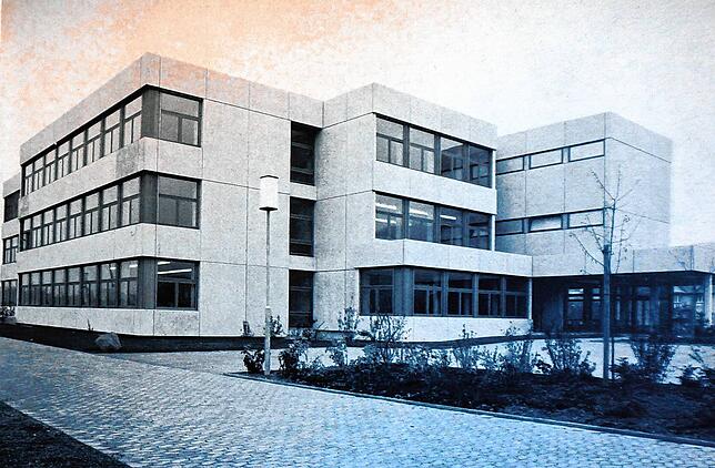 So sah das Klettgau-Gymnasium Tiengen in seinen jungen Jahren aus, das Bild stammt aus der Festschrift anlässlich des 50-jährigen ...