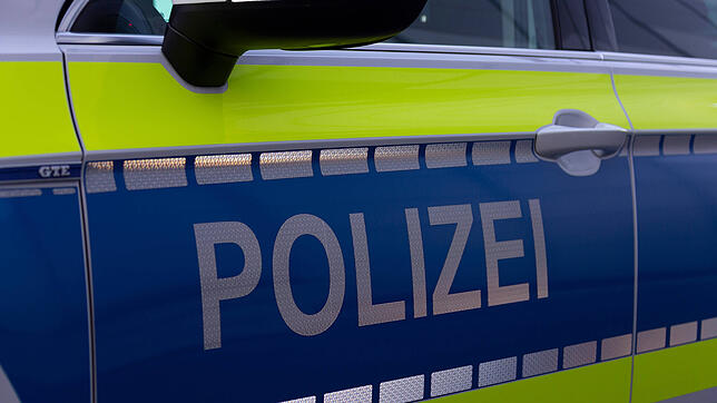 (Symbolbild) Am Montagabend wird die Konstanzer Polizei zu einem Unfall gerufen, bei dem sich der Verursacher aus dem Staub machen will. ...