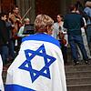 Ein breites Bündnis organisierte eine Solidaritätskundgebung auf dem Münsterplatz. Demonstranten hielten dabei Schilder und israelische ...
