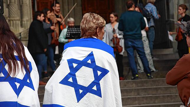 Ein breites Bündnis organisierte eine Solidaritätskundgebung auf dem Münsterplatz. Demonstranten hielten dabei Schilder und israelische ...