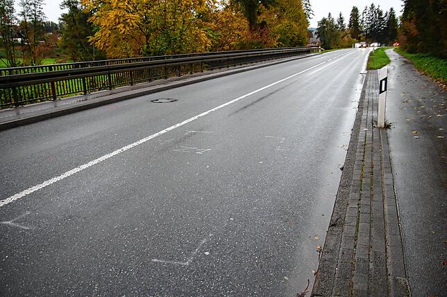 An dieser Stelle zwischen Hindelwangen und Zizenhausen hat sich der tödliche Unfall in den frühen Morgenstunden des 8. Oktober ereignet. ...