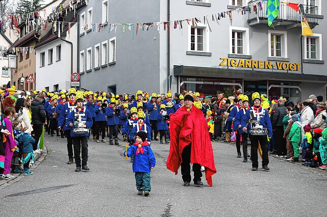 Bild 7: Beim großen Umzug Löffingen steppte der Bär