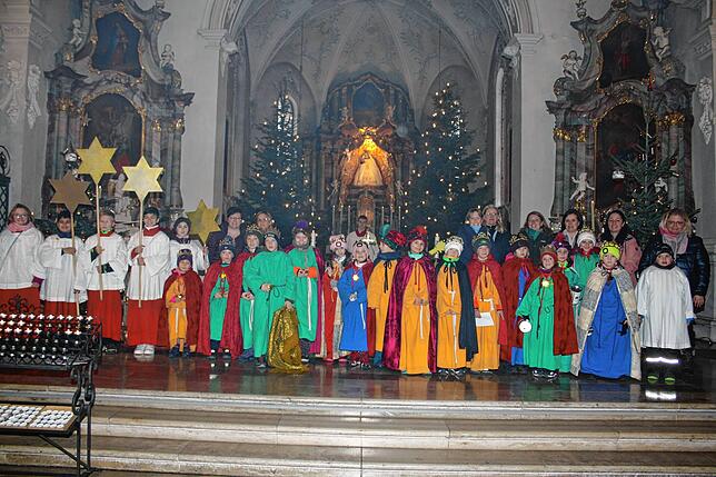20 Sternsinger beim Aussendungsgottesdienst in der Todtmooser Wallfahrtskirche.
