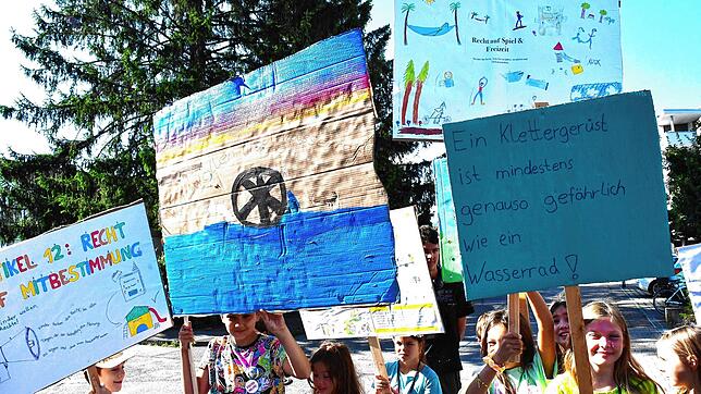 Buchstäblich plakativ bringen die Kinder der Gemeinde vor dem Rathaus in Wyhlen ihre Anliegen zum Ausdruck. Foto: Heinz Vollmar