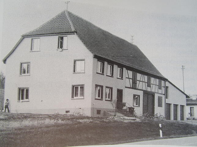 Das alte Farrenstallgebäude in Hepbach aus den 1820er Jahren (Ansicht von Westen) stand direkt an der B 33 und war einst ...