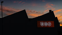 Abendhimmel über dem BCS-Werk in Radolfzell am Bodensee. Ende 2024 soll Schluss sein. Das Werk wird dann dicht gemacht. 600 Jobs stehen ...