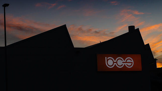 Abendhimmel über dem BCS-Werk in Radolfzell am Bodensee. Ende 2024 soll Schluss sein. Das Werk wird dann dicht gemacht. 600 Jobs stehen ...