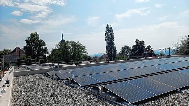 Auf dem Flachdach des Gebäudes ist bereits die Photovoltaik-Anlage installiert.