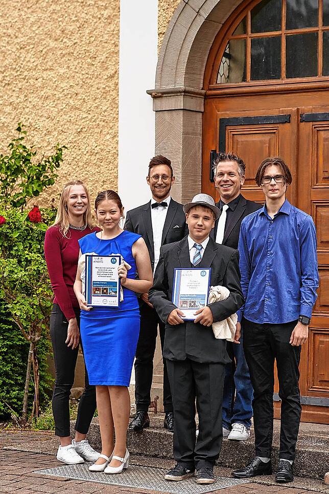 Zwei Jugendliche haben ihre Konfirmation in der evangelischen Kirche Stühlingen gefeiert. Von links: Kleingruppenleiterin Jenny ...