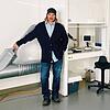 Die Produktion der besonders beschichteten Implantate soll künftig in Radolfzell erfolgen. Das Bild zeigt Geschäftsführer Schaffarczyk ...