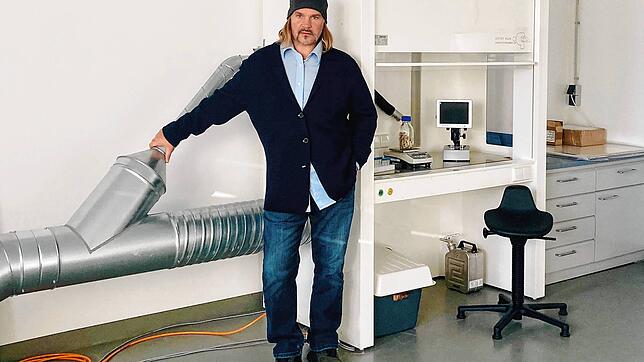 Die Produktion der besonders beschichteten Implantate soll künftig in Radolfzell erfolgen. Das Bild zeigt Geschäftsführer Schaffarczyk ...