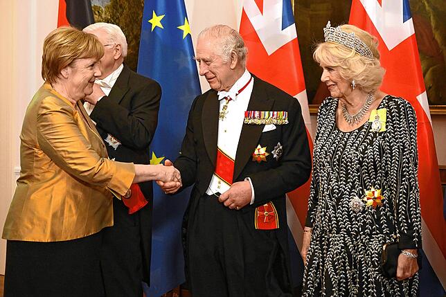 Die ehemalige Buneskanzlerin Angela Merkel mit König Charles III. und Königsgemahlin Camilla vor dem Staatsbankett im Schloss Bellevue.