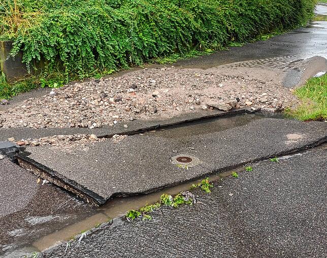 Kanaldeckel werden hochgedrückt, weil sie das Wasser nicht aufnehmen können.