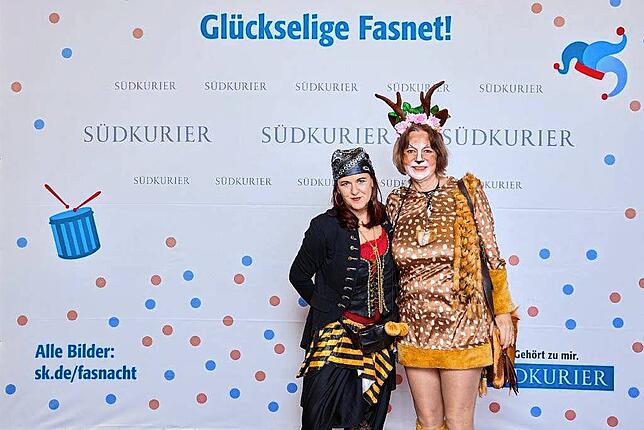 Bild 23: Bilder der SWR-Fasnacht: Narren glänzen vor der SÜDKURIER-VIP-Wand im Konzil