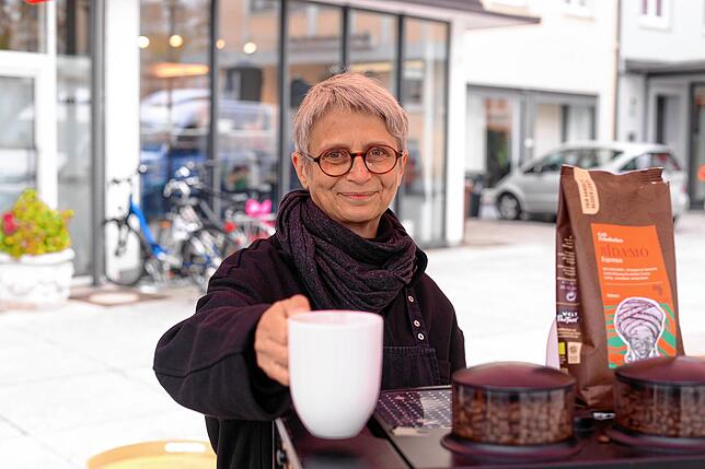 Barbara Wagner vom Häfler Weltladen schenkt heiße Kaffeegetränke aus.