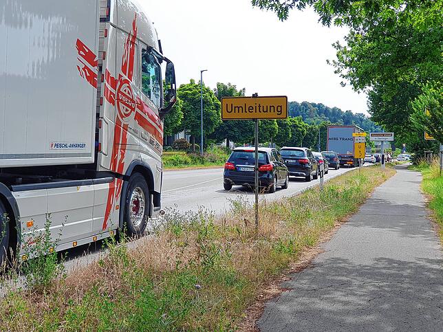 Stau auf der Umleitungsstrecke, hier kurz vor dem Einkaufszentrum La Piazza in Überlingen.