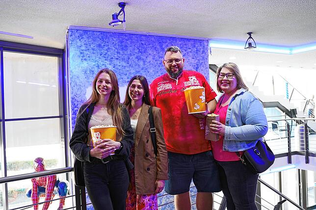 Lisa Biendl, Aylin Kühne, Arik Assmann und Melanie Assmann aus Villingen sind für den Barbie Film mit Popcorn eingedeckt.