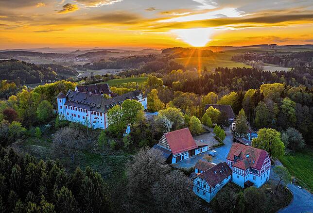 Das Schloss Hohenfels ist Namensgeber der Gemeinde – und ein Ort zum Heiraten.
