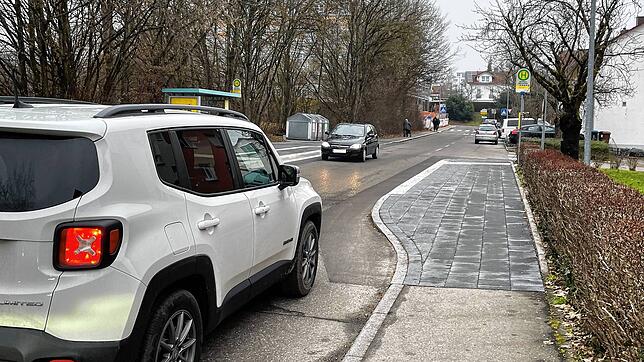 Positiv bewertete Verkehrsplaner Robert Wenzel die neuen Bushaltestellen in der Uhlandstraße, die eine dämpfende Wirkung auf den Verkehr ...