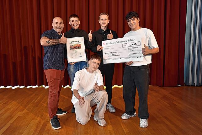 Breites Lächeln: Die Karl-Brachat-Realschule Villingen bekommt 2000 Euro für ihren gewünschten 3D-Drucker.