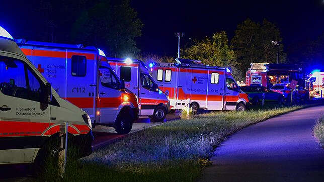 Ein Großaufgebot von Rettungskräften ist in der Nacht zum Sonntag auf der Schwenninger Steig im Einsatz.